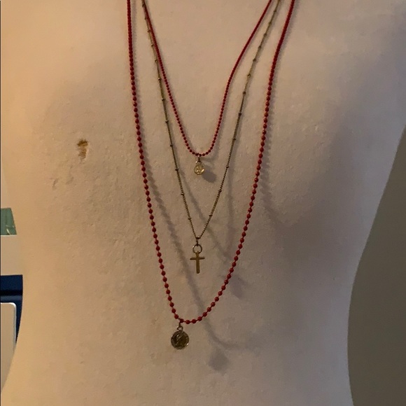 A super cute red with gold detailing necklace - Picture 2 of 3